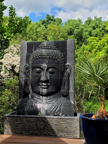 Stein Buddhagesicht als Reliefbrunnen