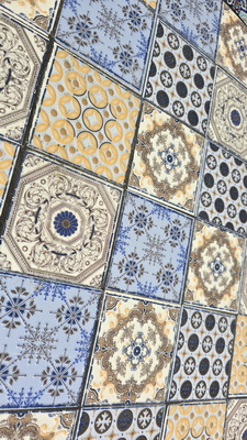 Andalusischer Mosaiktisch mit Blautönen